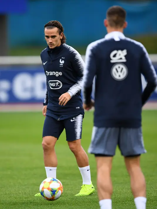 Penyerang Prancis Antoine Griezman menggiring bola saat mengikuti latihan di Clairefontaine-en-Yvelines, barat daya Paris (8/10/2019). Pada pertandingan sebelumnya Les Blues menang telak atas Islandia dengan skor 4-0 dalam laga kandang. (AFP Photo/Martin Bureau)