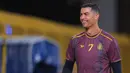 Senyum Cristiano Ronaldo saat melakukan sesi latihan di markas Al Nassr, King Fahd, Riyadh, Sabtu (6/5/2023). (Twitter/Al Nassr FC)