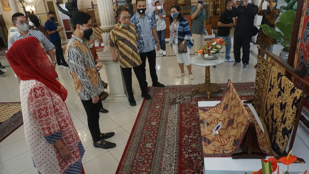 Calon Wali Kota Solo di Pilkada 2020 Gibran Rakabuming Raka Mengunjungi Museum Batik Danarhadi.