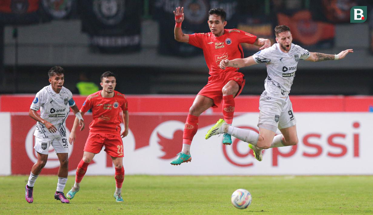 <p>Pemain Persija Jakarta, Rizky Ridho (kiri) berebut bola dengan pemain Borneo FC, Felipe Cadenazzi dalam pertandingan pekan ketujuh BRI Liga 1 2023/2024 yang berlangsung di Stadion Patriot Candrabhaga, Bekasi, Rabu (9/8/2023). (Bola.com/Bagaskara Lazuardi)</p>