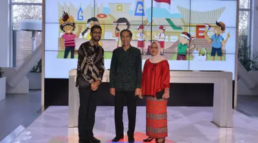 Presiden Jokowi dan Ibu Negara, Iriana Widodo berfoto bersama CEO Google, Sundar Pichai saat berkunjung ke kantor Google di Silicon Valley, San Fransisco, Rabu (17/2). Kedatangan Jokowi disambut CEO Google itu dengan mengenakan batik. (Setpres/Biro Pers)