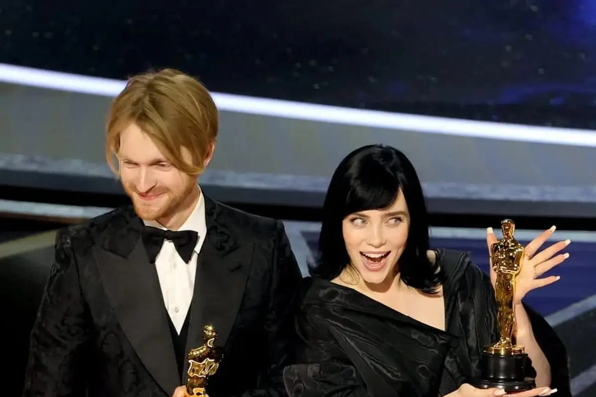 Penampilan Billie Eilish Bikin Pangling dengan Gaun Hitam di Oscars 2022