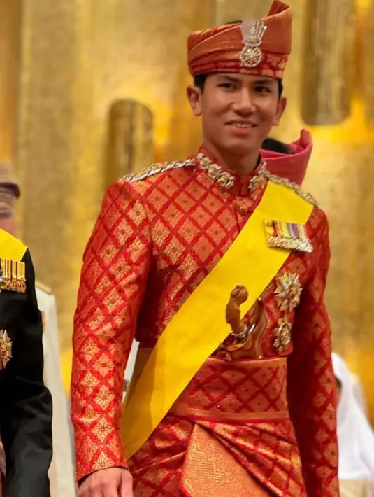 Jelang akad nikah, pangeran mateen melaksanakan prosesi Majlis Istiadat Berbedak yang merupakan upacara berpakaian. Dalam upacara keempat ini, pangeran mengenakan pakaian serba merah. [@missnoorcahaya]