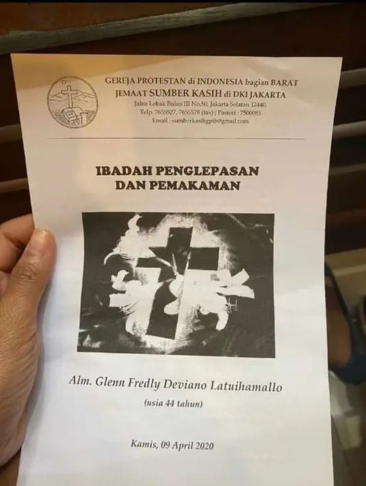 Seseorang memegang kertas saat ibadah penglepasan dan pemakaman Glenn Fredly di GPIB Sumber Kasih, Lebak Bulus, Jakarta, Kamis (9/4/2020). Penyanyi 44 tahun tersebut disebutkan meninggal dunia karena sakit meningitis. (Foto: Istimewa)