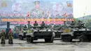 Korps Marinir TNI AL unjuk kebolehan dan peralatan perang TNI AL di Markas Marinir Cilandak, Jakarta Selatan, Kamis (2/4/2015). Antraksi tersebut untuk pemberian gelar Warga Kehormatan Marinir kepada KSAL Laksamana Ade Supandi. (Liputan6.com/Yoppy Renato)