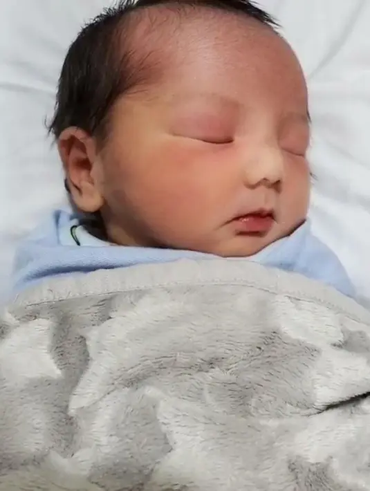 Bicara soal buah hati, sejak awal menikah baik Roger maupun Cut Meyriska tidak ingin menundanya. Beruntung, Tuhan memberikan kepercayaan kepada mereka untuk menjadi orang tua lebih cepat. (Instagram/rogerojey)