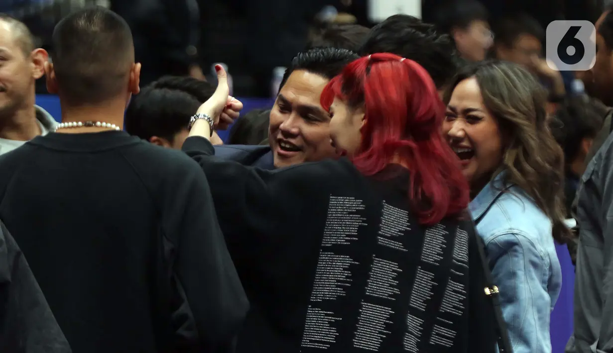 Menteri BUMN Erick Thohir berfoto bersama para selebriti saat jeda laga penutup penyisihan grup H FIBA World Cup 2023 antara Latvia dan Kanada di Indonesia Arena, Gelora Bung Karno, Jakarta, Selasa (29/8/2023). (Liputan6.com/Helmi Fithriansyah)