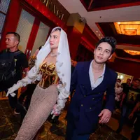 Luna Maya baru saja mulai mengunggah momen kebersamaannya bersama sang kekasih Maxime Bouttier. Seperti di acara Gala Premiere Suzzanna: Malam Jumat Kliwon, penampilan Luna Maya banyak menuai pujian. Sedangkan Maxime mendampingi dengan gaya gentleman. [Foto: Instagram/azzamphoto]