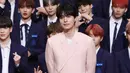 Pesona ketampanan Lee Dong Wook, tampak awet muda dengan setelah pink. (sumber: Liputan6.com/mydailykorea)