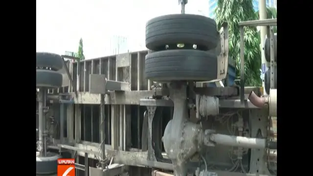 Hindari Razia, Truk Trailer Seberat 20 Ton Terguling di Tol Bekasi