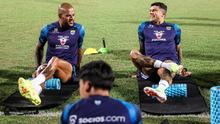 Pemain Persib Bandung, David Da Silva (kiri) berbincang dengan rekannya, Ciro Alves saat sesi official training di Stadion Gelora Bangkalan, Madura, Kamis (30/5/2024) jelang laga leg kedua final Championship Series BRI Liga 1 2023/2024 menghadapi Madura United, Jumat, 31 Mei 2024. (Bola.com/Bagaskara Lazuardi)