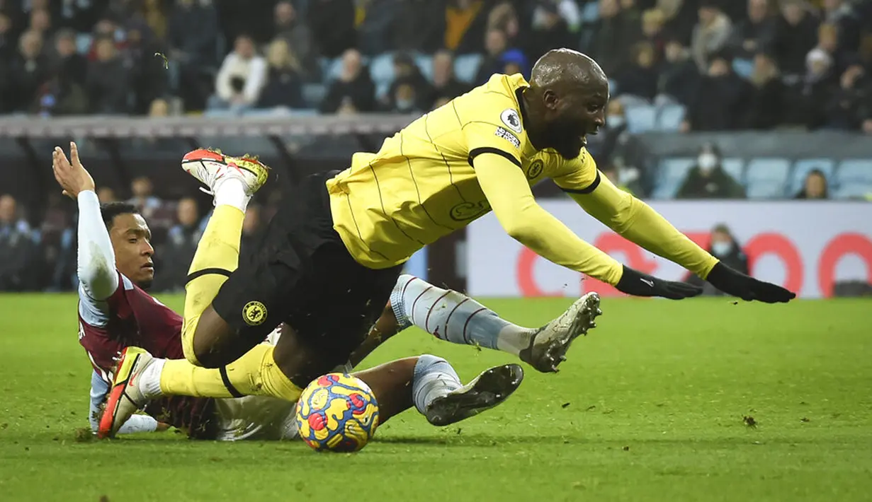 Pemain Chelsea Romelu Lukaku (kanan) berebut bola dengan pemain Aston Villa Ezri Konsa pada pertandingan sepak bola Liga Inggris di Villa Park, Birmingham, Inggris, Minggu (26/12/2021). Chelsea menang 3-1. (AP Photo/Rui Vieira)