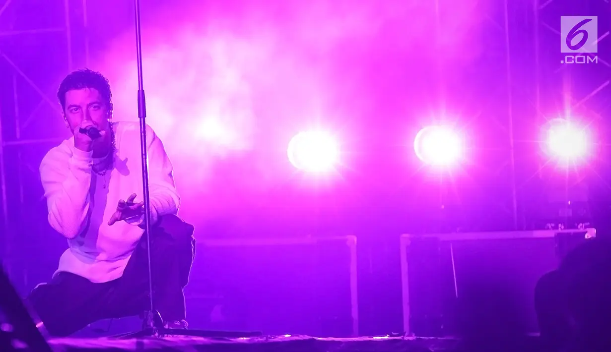 Penampilan grup band asal Los Angeles, LANY dalam konser bertajuk "LANY Malibu Night Tour" di Tennis Indoor Senayan, Jakarta, Rabu (14/8/2019) malam. Trio electro pop yang digawangi Paul Jason Klein, Jake Goss dan Less Priest ini membawakan 16 lagu. (Fimela.com/Bambang E. Ros)