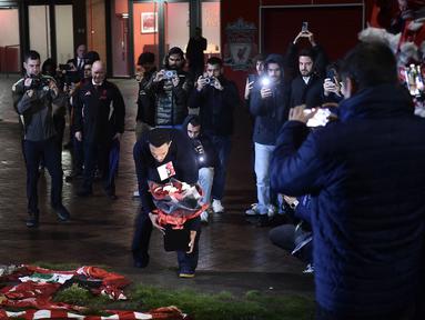 Pemain Real Madrid, Trent Alexander Arnold memberikan penghormatan untuk mendiang Diogo Jota di Anfield, Liverpool, Inggris, Senin, (03/11/2025) waktu setempat, menjelang pertandingan antara Liverpool melawan Real Madrid di Liga Champions. (AFP/Peter Powell)