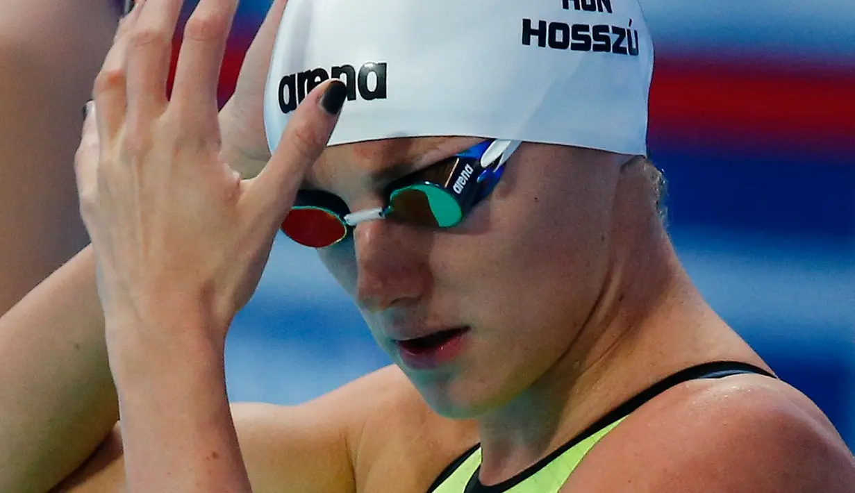 Atlet renang wanita Hungaria, Katinka Hosszú mempersiapkan diri memulai balapan renang 100 m gaya punggung di Aquatics World Champions, Kazan, Rusia, Senin (3/8/2015). Gelaran ini dimulai pada 24 Juli - 9 Agustus 2015 di Rusia. (REUTERS/Michael Dalder). 