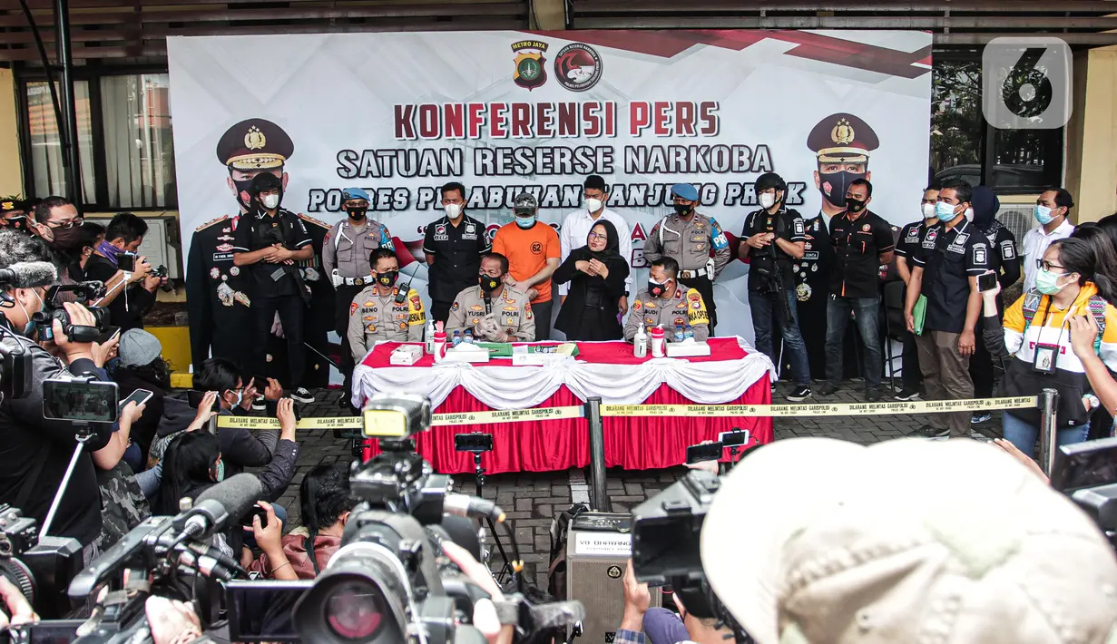 Sejumlah awak media saat meliput rilis kasus narkoba pedangdut Rihdo Rhoma di Polres Pelabuhan Tanjung Priok, Jakarta Utara, Senin (8/2/2021). Ini bukan kali pertama Ridho Rhoma ditangkap. (Liputan6.com/Faizal Fanani)