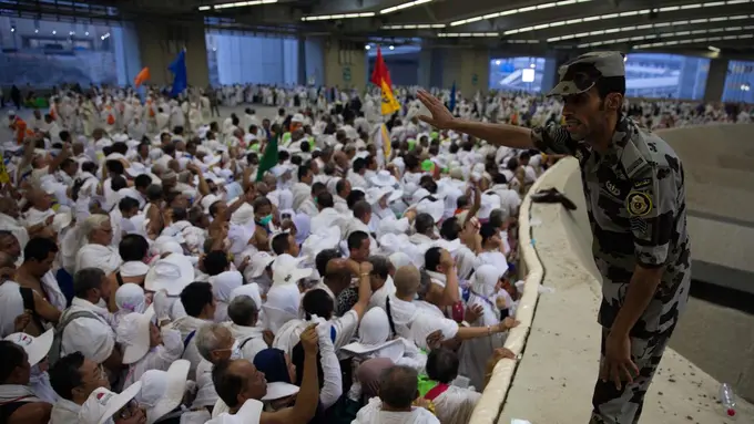 [Bintang] Jamaah Indonesia Lempar Jumrah di Hari Tasyrik