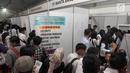 Calon pelamar kerja mencari informasi di salah satu stand "Job Fair Tangsel 2018" di BSD, Kamis  (19/7). Job Fair ini menyediakan 10.000 lebih lowongan kerja  dari 50 perusahaan berbagai bidang dan berlangsung hingga (20/7/2018). (Merdeka.com/Arie Basuki)