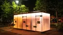 Gambar yang diambil pada 10 Juni 2023 ini menunjukkan toilet umum yang dirancang oleh arsitek Jepang Shigeru Ban di Taman Mini Yoyogi Fukamachi di Tokyo.  (Yuichi YAMAZAKI / AFP)