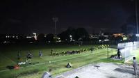 Persikabo saat menjalani official training di Stadion Samudra, Bali secara gelap-gelapan, Selasa (04/01/2021). (Dok. Persikabo 1973)