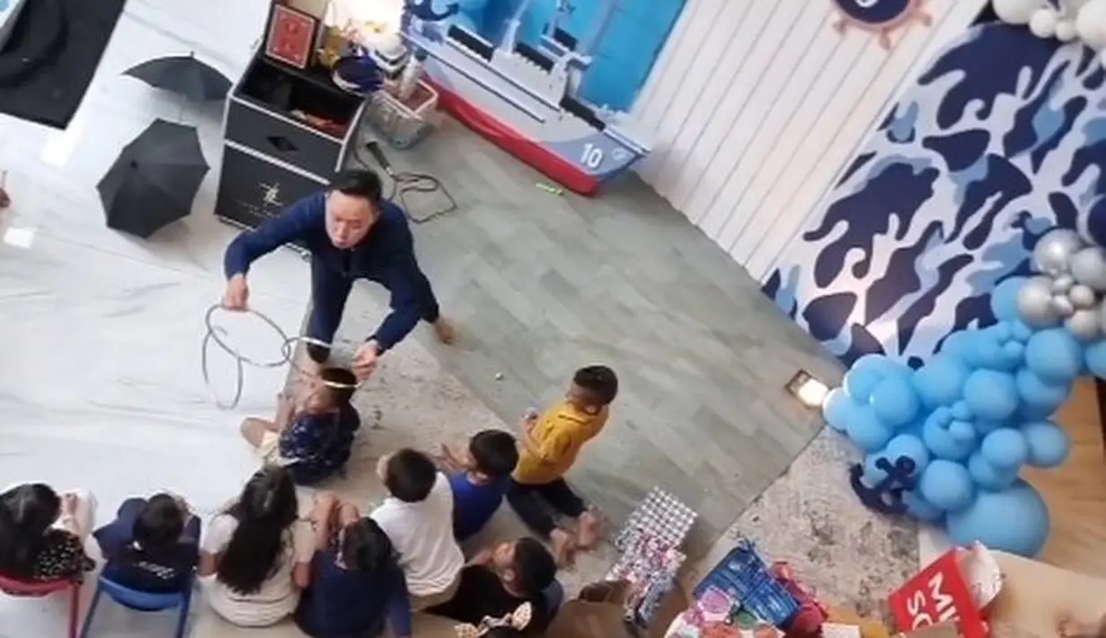 <p>Tak hanya mainan di outdoor, tampak seorang pesulap juga diundang untuk menghibur anak-anak. Aksi dari pesulap ini terlihat membuat anak-anak jadi bahagia. [Foto: instagram.com/titi_kamall]</p>
