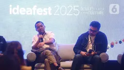 Chief Content Officer (CCO) Kapanlagi Youniverse (KLY), Wenseslaus Manggut (kiri) saat berbicara di salah satu sesi forum IdeaFest 2025 di Jakarta Internasional Convention Center (JICC), Minggu (2/11/2025). Hadir sebagai pembicara pada salah satu sesi forum di IdeaFest 2025, Chief Content Officer (CCO) Kapanlagi Youniverse (KLY), Wenseslaus Manggut, menyoroti fenomena divergensi media di tengah era digital yang kian kompleks. (Liputan6.com/Helmi Fithriansyah)