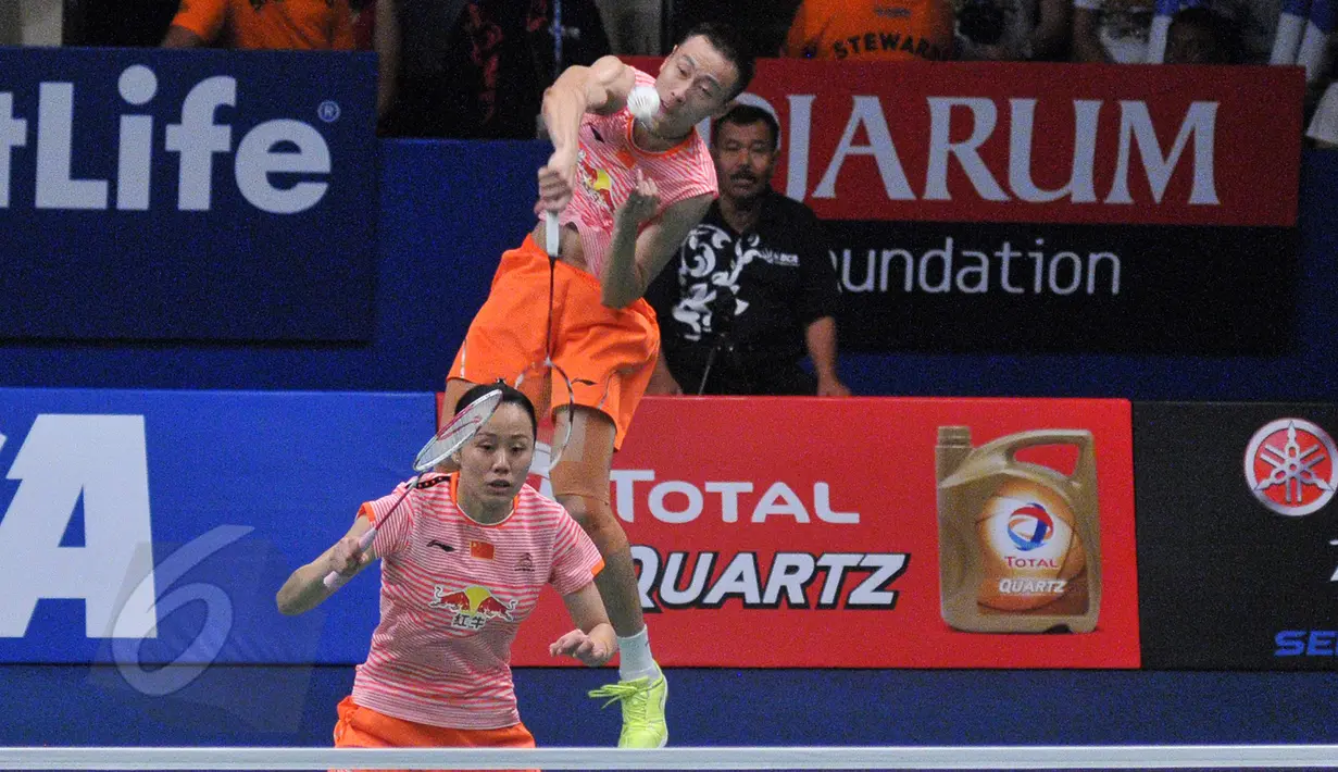 Ganda campuran, Zhang Nan/Zhao Yunlei  mengembalikan kok ke arah Tontowi/Liliyana di semifinal BCA Indonesia Open Superseries Premier 2015, Jakarta, Sabtu (6/6/2015).  Tontowi/Liliyana kalah 21-16, 15-21, 18-21. (Liputan6.com/Herman Zakharia)
