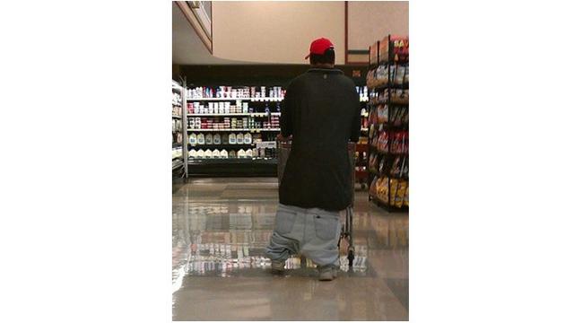 Gaya fashion nyeleneh (Sumber: Ground Zero)