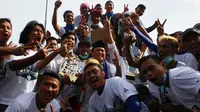 Pemain PSCS Cilacap kebanjiran bonus setelah meraih juara ISC B 2016. (Bola.com/Robby Firly)