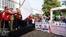 Ketua Taruna Merah Putih, Maruarar Sirait (ketiga kiri) bersama Walikota Bandung Ridwan Kamil mengangkat bendera tanda dimulainya Kirab Kebangsaan Indonesia Raya di Cibinong, Kab Bogor, Minggu (14/5). (Liputan6.com/Helmi Fithriansyah)