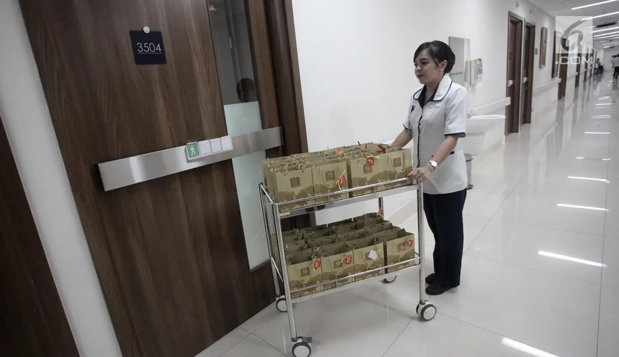 Perawat bersiap membagikan jeruk pada pasien di RS Siloam, Semanggi, Jakarta, Kamis (15/2). Dengan pemberian jeruk diharapkan pasien menjadi semangat untuk sembuh dari penyakitnya. (Liputan6.com/Arya Manggala)