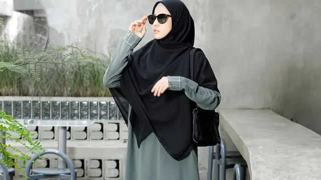 Ide Baju Lebaran Syar'i Polos dari Artis Tanah Air