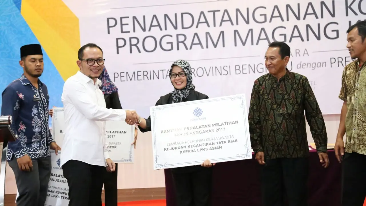 Namun peluang ini harus dimbangi kompetensi dan keterampilan dan kerja agar sesuai dengan kebutuhan industri di sana.