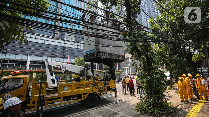 Dinas Bina Marga Tertibkan Kabel Fiber Optik di Senopati