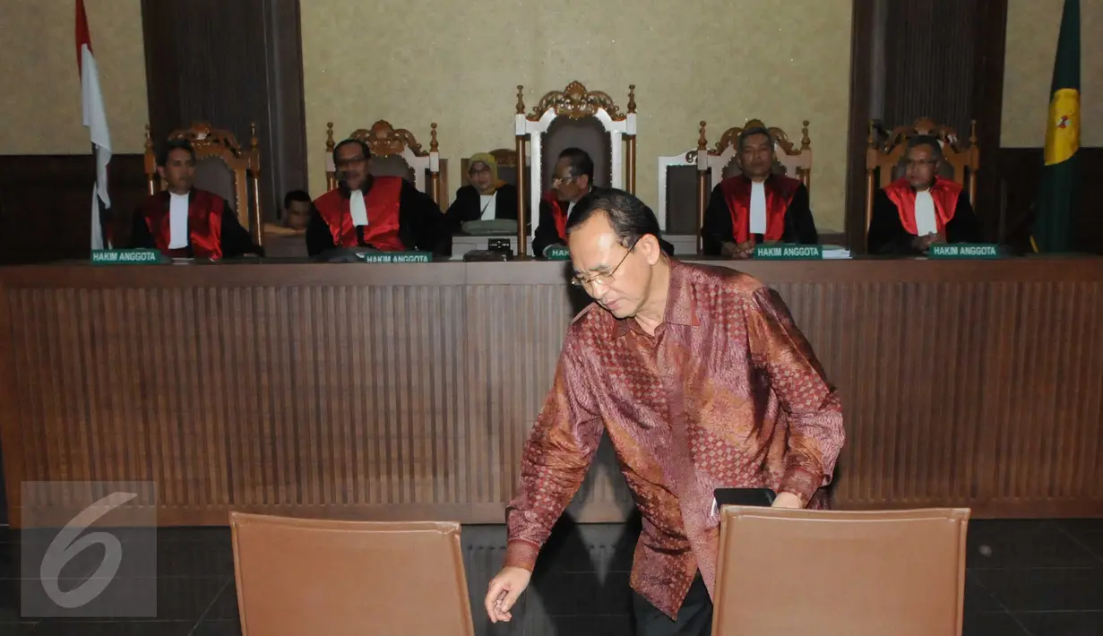 Suryadharma Ali (SDA) saat menjalani sidang vonis di Pengadilan Tipikor, Jakarta, senin (11/1/2016). SDA divonis 6 tahun penjara dan denda Rp.300 juta subsider 3 bulan kurungan dan membayar uang pengganti sebesar Rp.1,8 M. (Liputan6.com/Helmi Afandi)