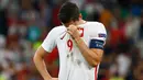 Penyerang Polandia, Robert Lewandoski menutup wajahnya usai pertandingan melawan Portugal pada perempat final Piala Eropa di Stade Velodrome, Perancis, (1/7). Portugal melaju ke Semifinal usai menang adu penalti dengan skor 5-3. (REUTERS /Michael Dalder)