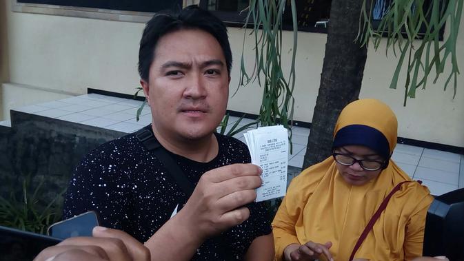 Pasangan suami istri pengelola warung nasi bebek melapor ke Polres Malang Kota karena menjadi korban order fiktif layanan transportasi online (Liputan6.com/Zainul Arifin)