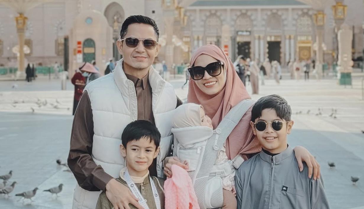 Mengawali tahun 2025 dengan ibadah umroh tentunya jadi momen yang luar biasa. Selalu harmonis dan jauh dari gosip tak sedap, netizen salut dengan kehangatan keluarga kecil Alyssa Soebandono dan Dude Harlino. Memasuki usia kanak-kanak, dua anak laki-laki Alyssa Soebandono ini tak lepas dari perhatian. Netizen ramai bubuhkan doa untuk keharmonisan keluarga artis ini. (Liputan6.com/IG/@ichasoebandono)