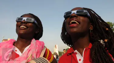 Wisatawan asing menggunakan kacamata gerhana saat menyaksikan Gerhana Matahari Total di Planetarium, Jakarta, Rabu (9/3). Gerhana matahari di Jakarta terlihat sebagai gerhana matahari sebagian dengan ketertutupan 88,74 persen. (Liputan6.com/Helmi Afandi)