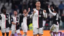 Striker Juventus, Cristiano Ronaldo, merayakan kemenangan atas Parma pada laga Serie A di Stadion Juventus, Turin, Minggu (19/1). Juventus menang 2-1 atas Parma. (AFP/Marco Bertorello)