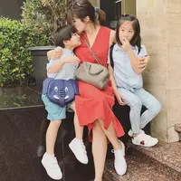 Agatha Suci dan kedua buah hatinya. (Instagram/agatha_suci)