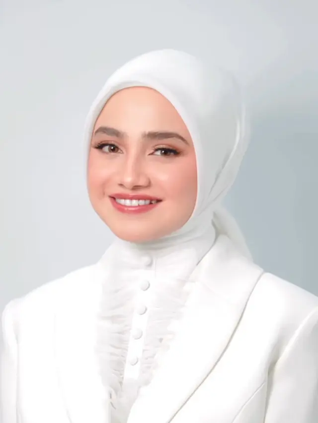 Syifa Hadju Kenakan Kerudung dan Mini Dress. [@leoafandi_]