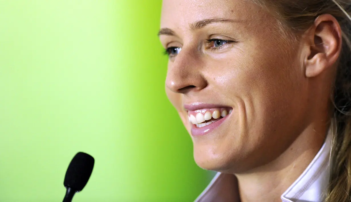 Cedera lutut kambuhan membuat Elena Dementieva harus pensiun dini dari dunia tenis saat masih berusia 29 tahun. (AFP/Bertrand Guay)