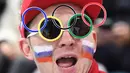 Fans Rusia memakai atribut unik pada pertandingan hoki es semi final pria antara Republik Ceko dan Rusia selama Olimpiade Musim Dingin Pyeongchang 2018 di Gangneung Hockey Center di Gangneung (23/2). (AFP Photo/Jung Yeon-Je)
