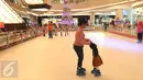 Pengunjung menikmati permainan Sky Ring Fun Skating di Lippo Mall Kemang, Jakarta, Rabu (16/12/2015). Jelang libur Natal dan sekolah sejumlah mall mulai berlomba untuk menyajikan wahana yang dapat dinikmati bersama keluarga. (Liputan6.com/Angga Yuniar)