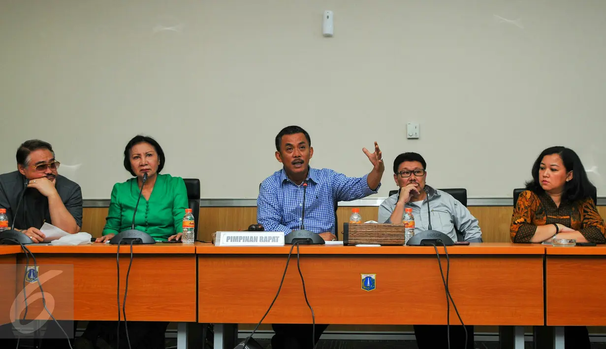 Ketua DPRD DKI Jakarta Prasetyo Edi Marsudi saat memberikan penjelasan terkait penggusuran Warga Aquarium Pasar Ikan di Jakarta, Senin (18/4). (Liputan6.com/Yoppy Renato)