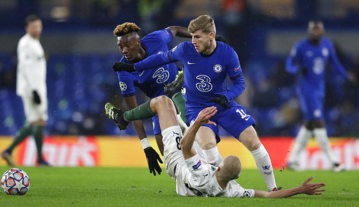 Striker Chelsea, Timo Werner, berusaha melawati pemain  Krasnodar, Igor Smolnikov, pada laga Liga Champions di Stadion Stamford Bridge, Rabu (9/12/2020). Kedua tim bermain imbang 1-1. (AP Photo/Kirsty Wigglesworth, Pool)