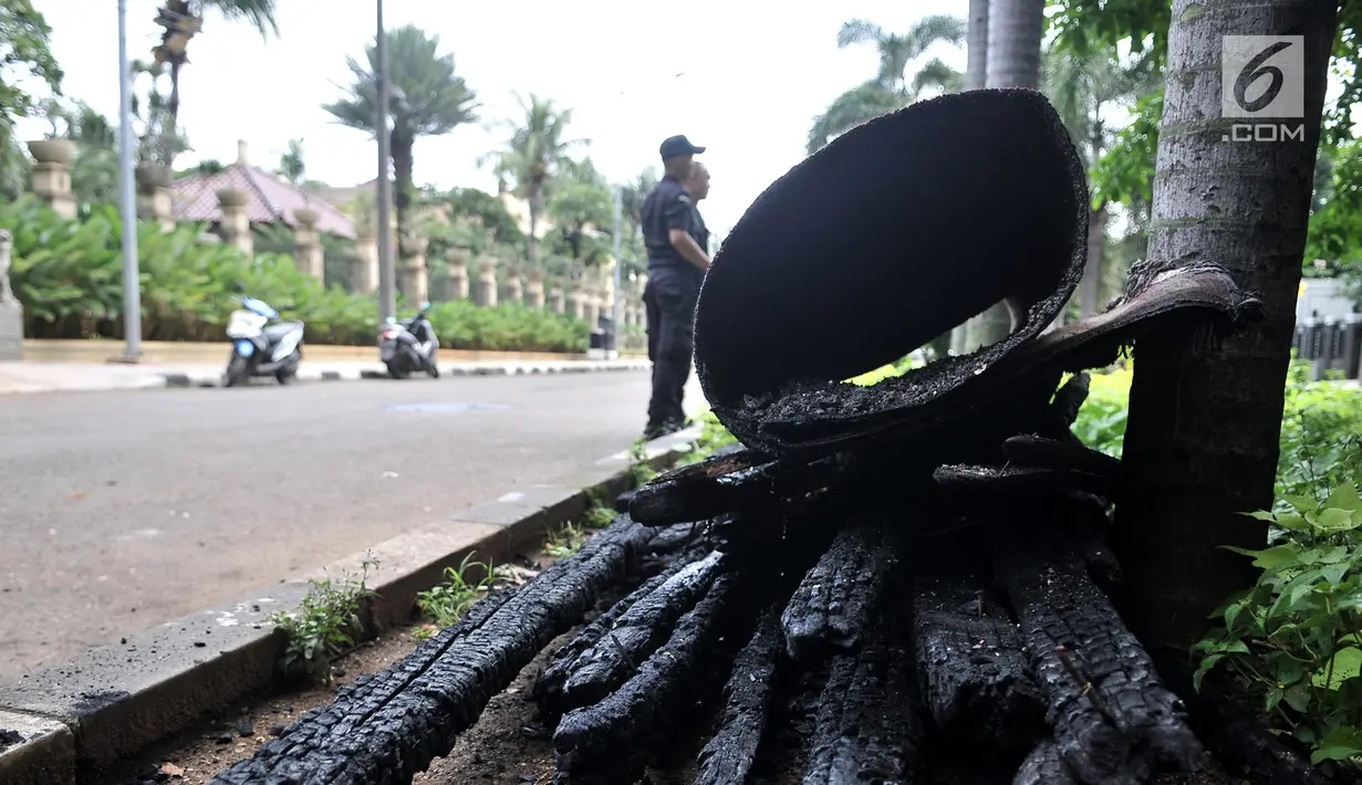 Puing bangunan yang hangus dilalap api pascakebakaran melanda rumah Ketua DPR RI Bambang Soesatyo di Jakarta, Senin (18/2). Api berhasil dipadamkan setelah petugas pemadam kebakaran berjuang selama satu jam. (Merdeka.com/Iqbal Nugroho)