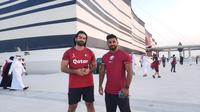 Aveen Ahmad (kanan), fans Timnas Qatar di Piala Dunia 2022. (Hendry Wibowo/Bola.com)