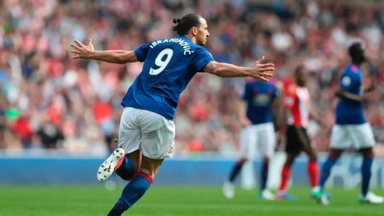 Striker Manchester United (MU) Zlatan Ibrahimovic merayakan gol ke gawang Sunderland, Minggu (9/4/2017). 
